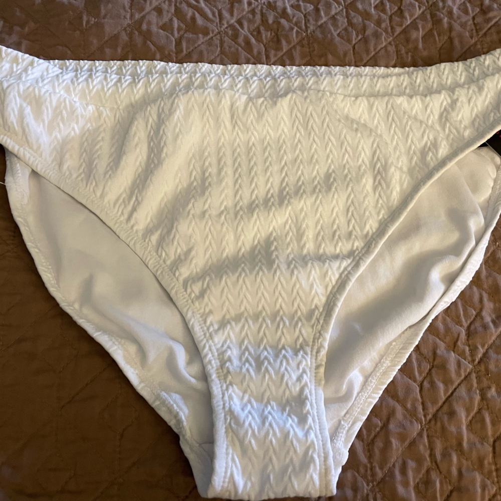 NWT White swim bottoms with a texture. Size 15-17